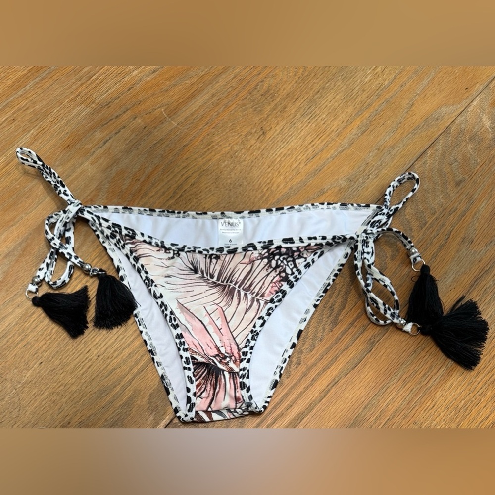 Bikini string bottom size 6 NWOT